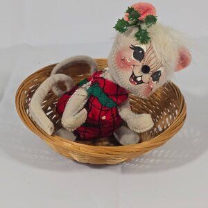 Vintage 1999 Annalee Mobilitee Christmas Mouse In Basket Holly Hat Holiday Decor